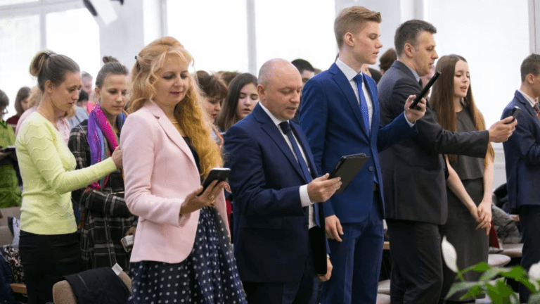 Do Jehovah’s Witnesses Celebrate Christmas? - Christian Faith Guide